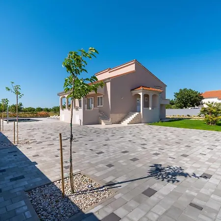 Dalmatia Bei Semesterbostad *