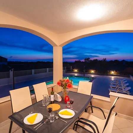 Ferienhaus Dalmatia Bei *